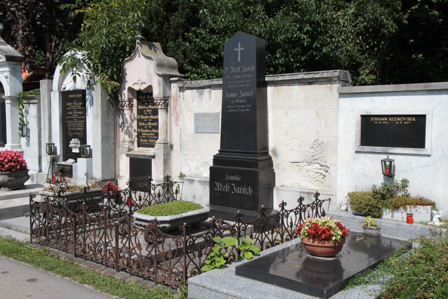Adolf Jarisch's tomb, Leonhardfriedhof, Graz - 02.JPG